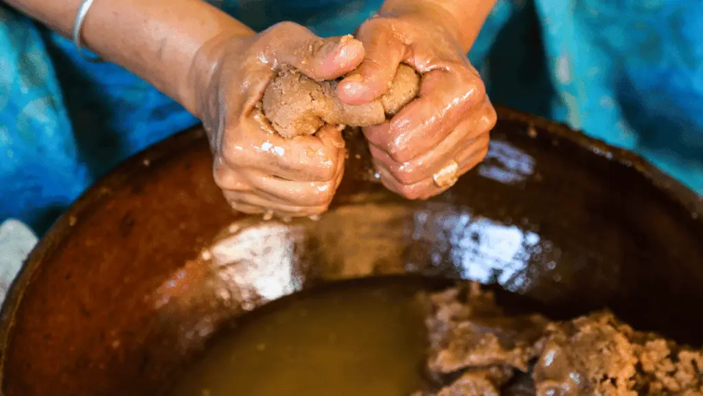 Manos amasando pasta de argán con agua para separar el aceite