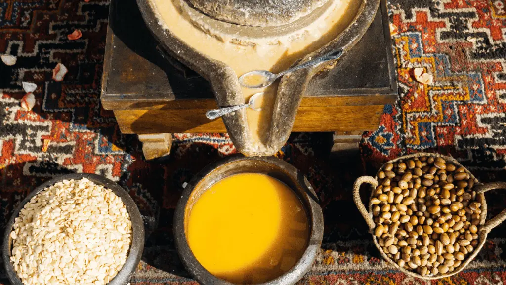Prensa mecánica en frío produciendo aceite de argán