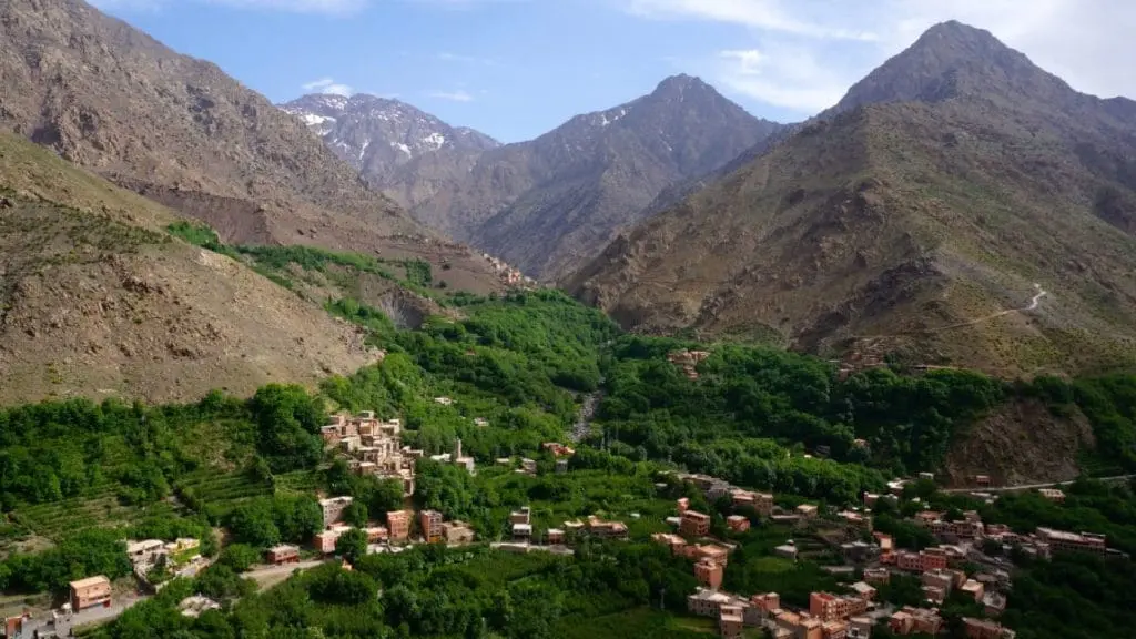 Nieve en el Alto Atlas sobre un valle verde de Marruecos