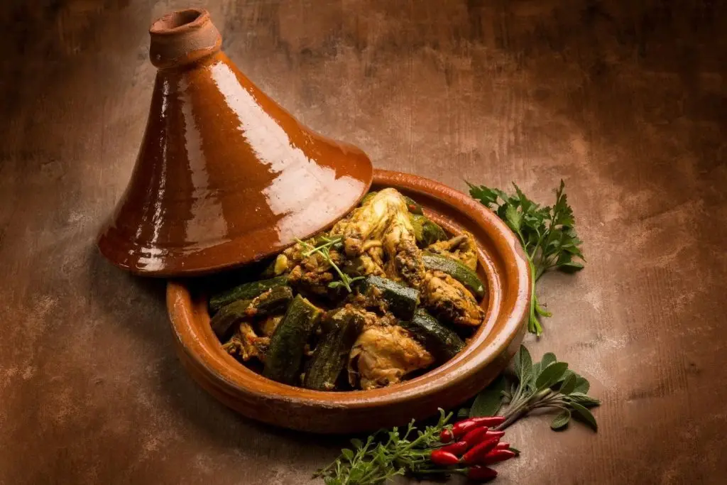 Comida marroquí: un tajín cocinándose despacio en su olla cónica de barro