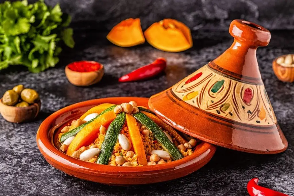 Cuscús enrollado a mano y cocido al vapor, tradicional de los viernes en Marruecos