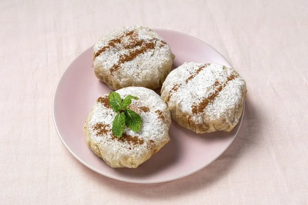 Pastela, pastel marroquí de masa warqa espolvoreado con canela y azúcar