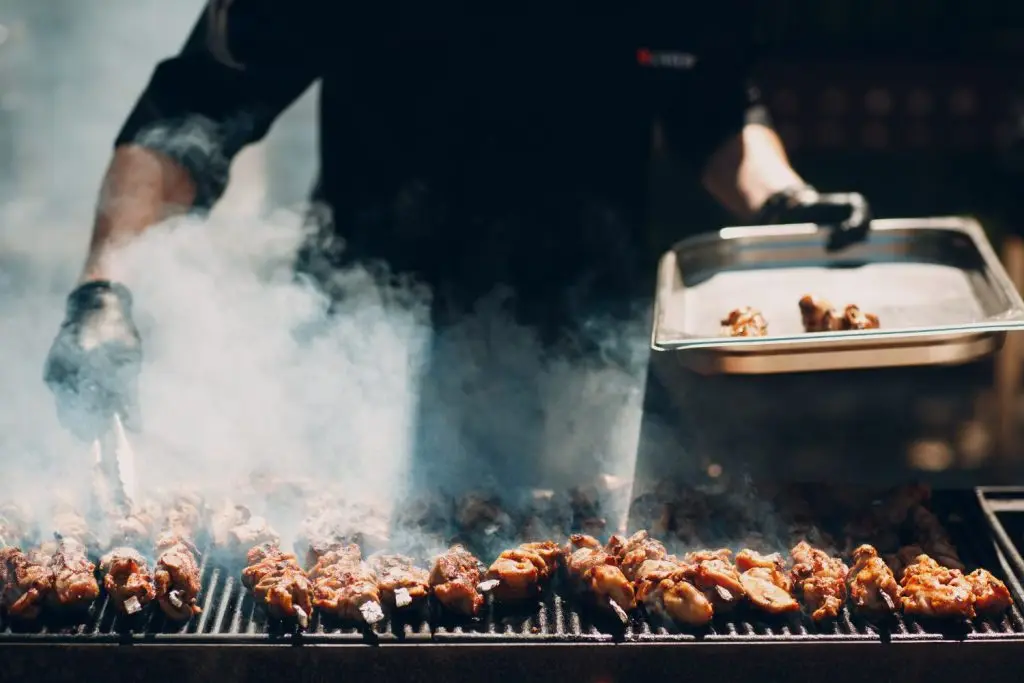 Méchoui, cordero entero asado despacio en un horno bajo tierra