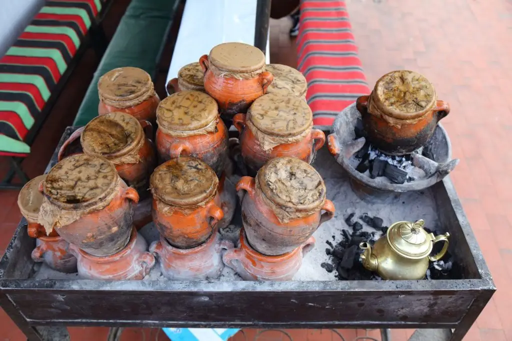 Tanjia, la tinaja de barro cocinada en las cenizas del horno de un hammam de Marrakech