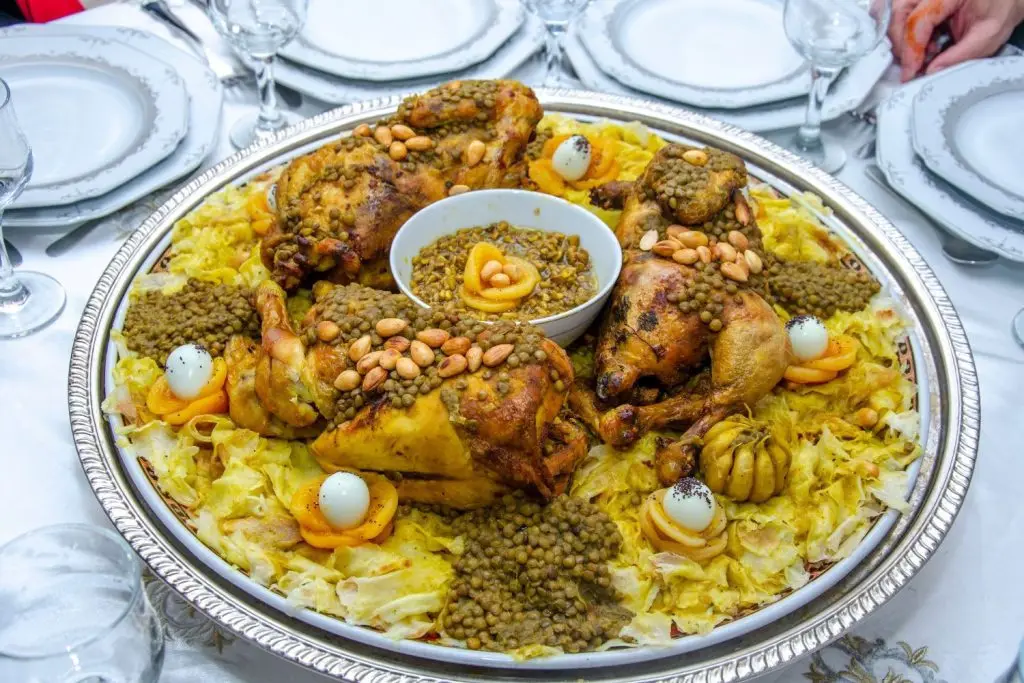 Rfissa, msemen desmenuzado con pollo, lentejas y fenogreco