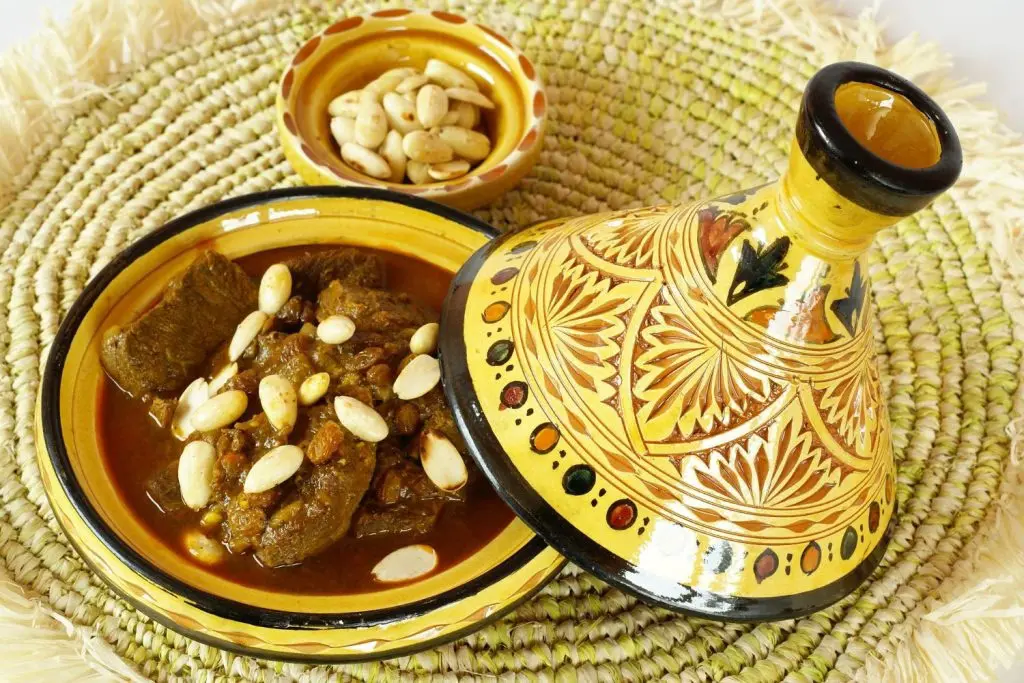 Mrouzia, cordero con pasas, almendras y miel especiado con ras el hanout