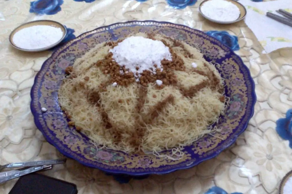 Seffa, fideos dulces al vapor con canela, azúcar y almendras