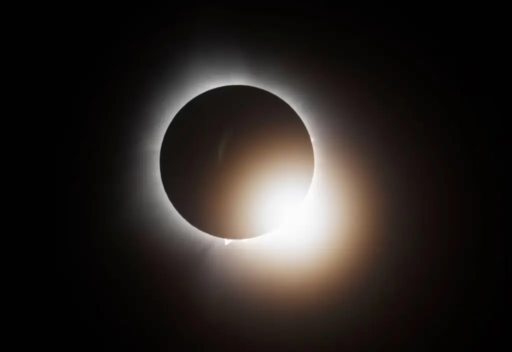 Momento de la totalidad de un eclipse total de sol visto desde la región de Tánger