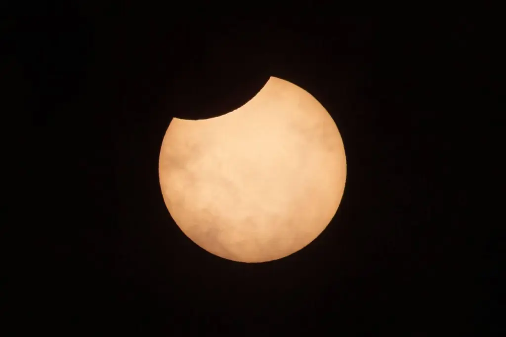 Eclipse solar parcial sobre el Sáhara marroquí