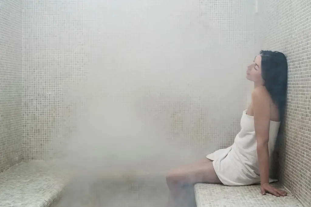 La sala caliente de vapor de un hammam marroquí, donde la piel se suaviza antes del frotado