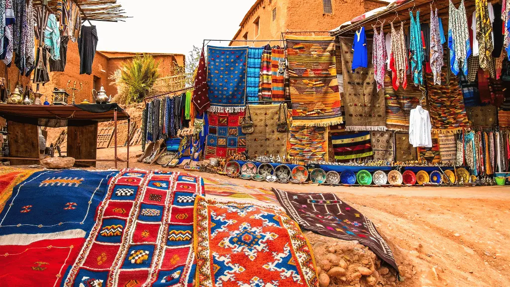 Alfombras y artesanía en un zoco de Marruecos