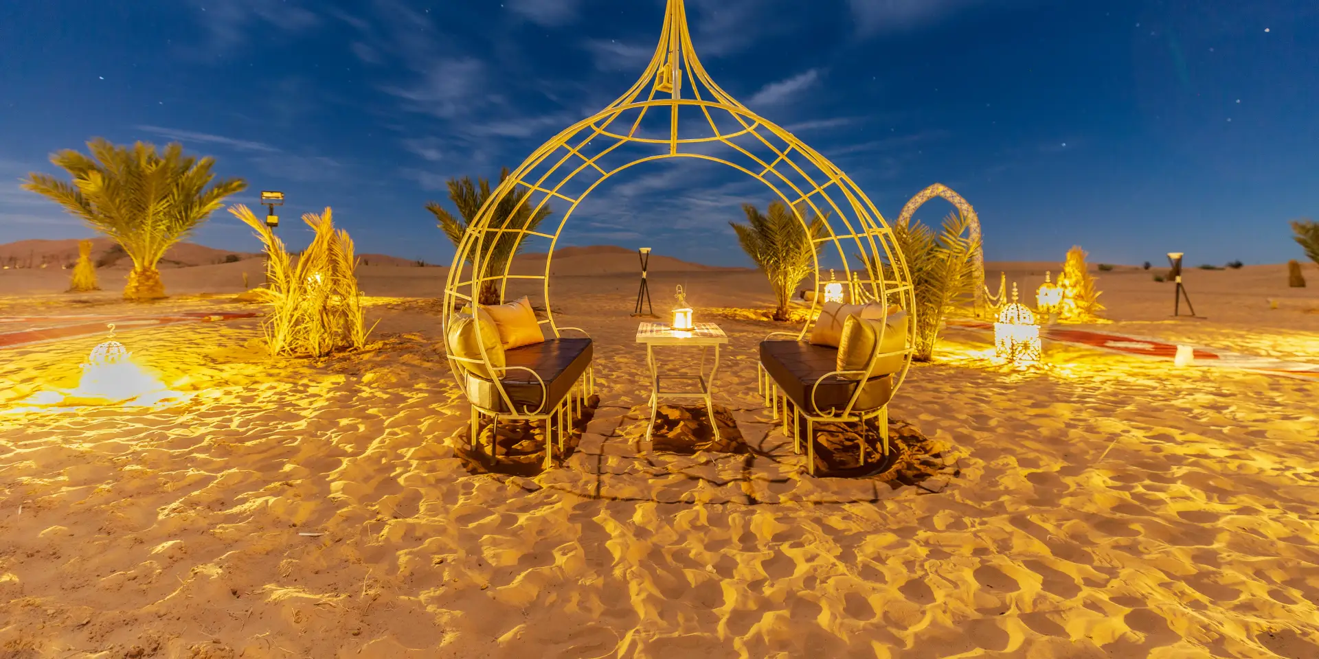 Campamento iluminado en las dunas del Sáhara
