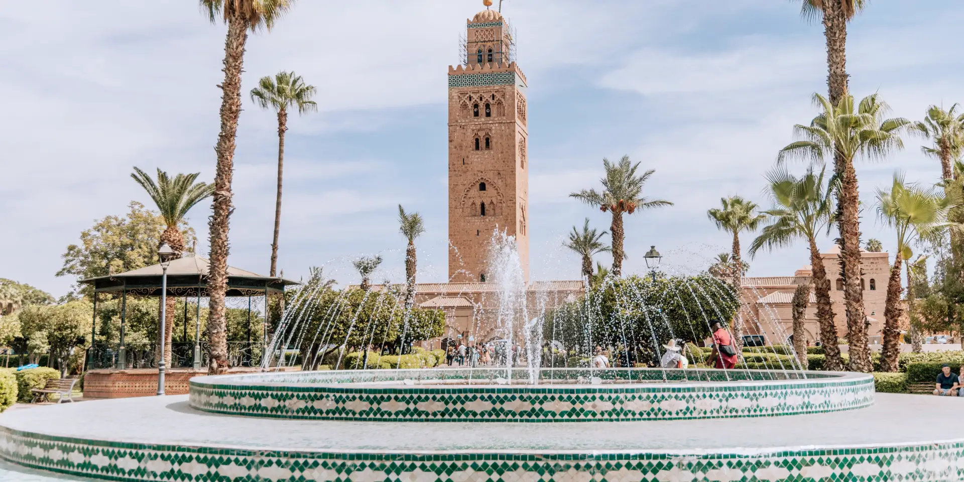 Mezquita Koutoubia de Marrakech entre palmeras