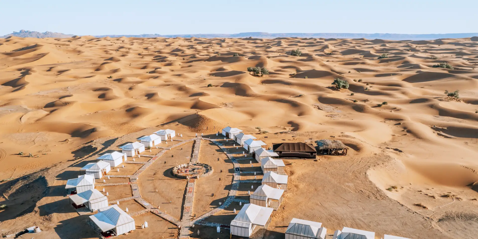 Vista aérea de un campamento de lujo entre las dunas de Merzouga
