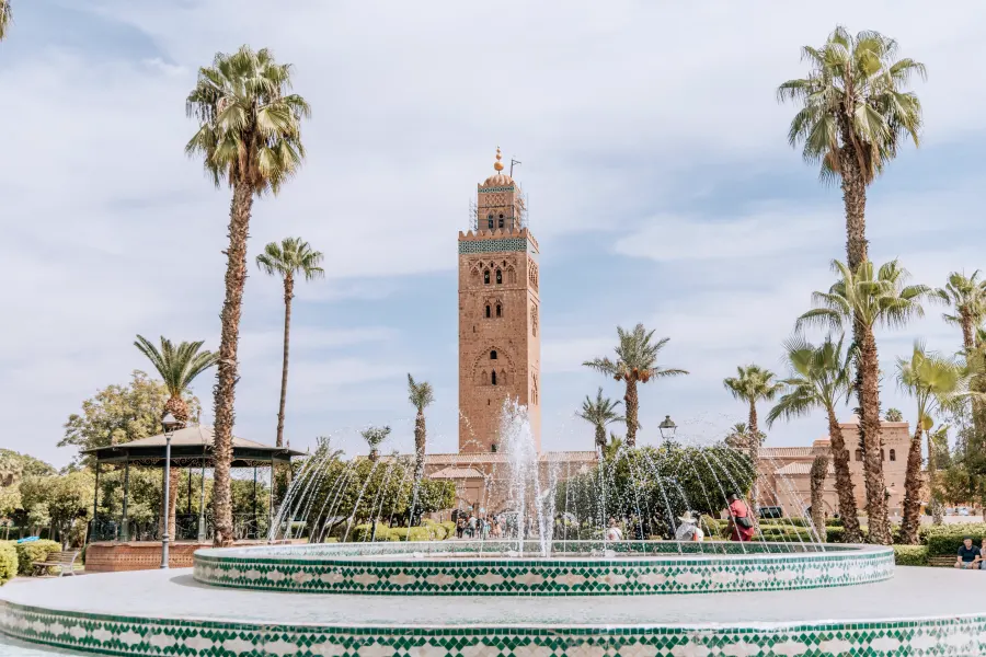 Mezquita Koutoubia de Marrakech entre palmeras