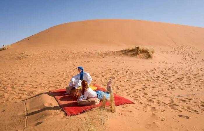 Pareja disfrutando de las dunas del desierto