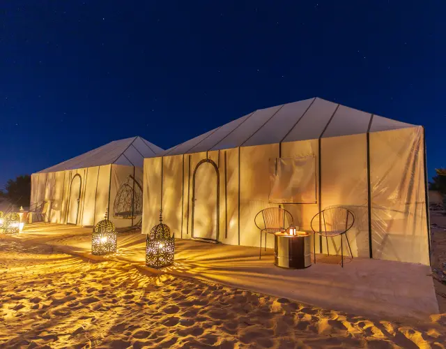 Campamento de lujo de noche